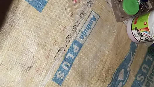Onu penisine oturtup salladı.