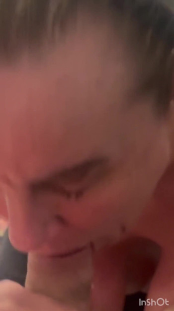 Silný okamžik z "Ukazování mých prsou a zadku a sání páru koulí do sucha! Užívejte si"