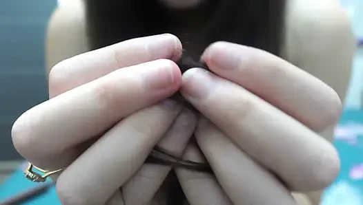 Hintli bir kız saçlarını çıplak taraklıyor, sonra saçlarını tararken asmr videosu çekiyor, sonra yakın çekim gösteriyor ve asmr yapıyor