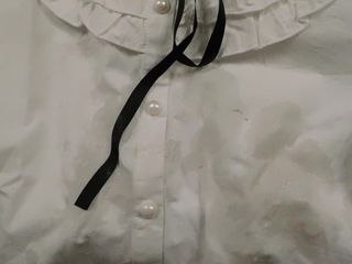 Jolie blouse blanche utilisée comme chiffon à sperme