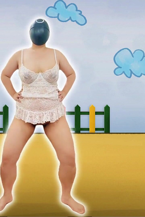Miss spuitoefeningen in witte lingerie