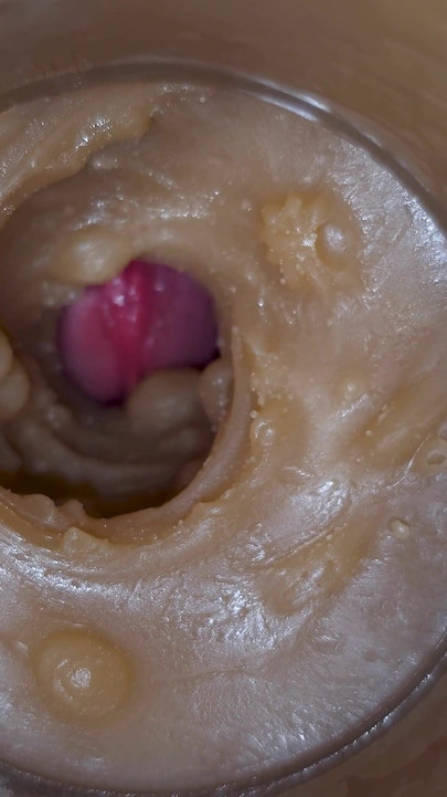 膣の中にプッカプスが噴き出すおもちゃカメラ、膣4K。エクストリームクローズアップ!