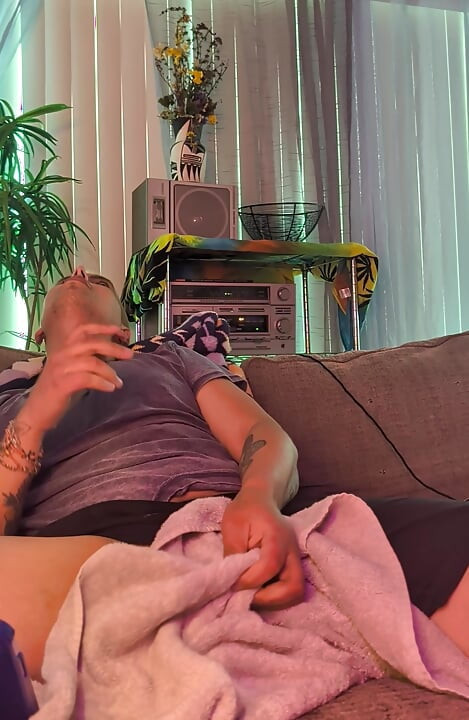 Gros cul, bite, éjaculation en solo