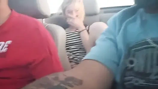 Ateşli mavi gözlü sarışın yapay penisle üstüste sikişiyor