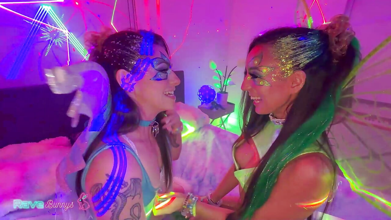 Sasha Tatcha og Tiny Rhea flagrer inn på Brians rom for rave-sex!