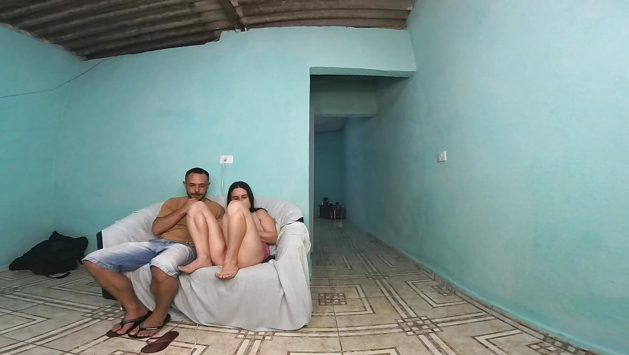 Esposa Cornuda Sorprende a Una Amiga Recogiendo a Su Marido En Su Propia Casa