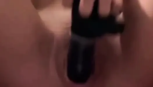 Ich pinkle ins Glas und besprëtze meinen ganzen Körper, bis ich vor Vergnügen spritze