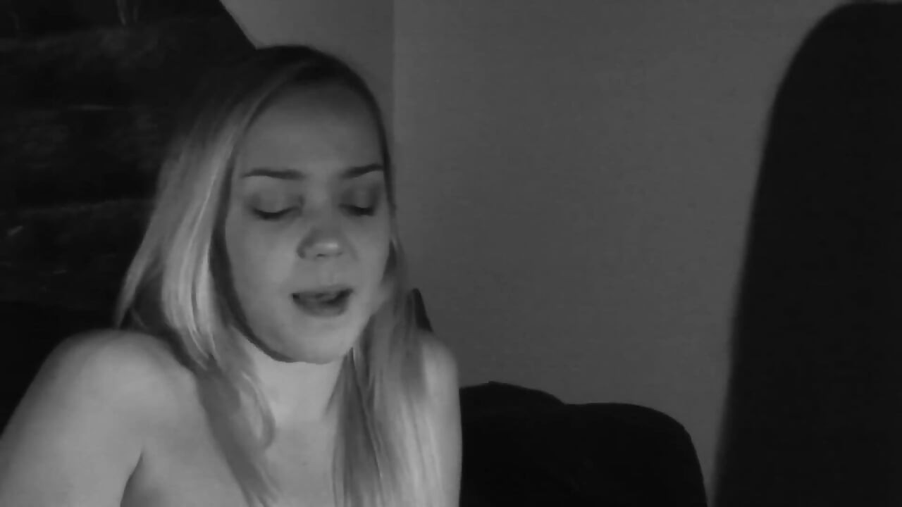 Блондинка-красотка контролирует оргазм