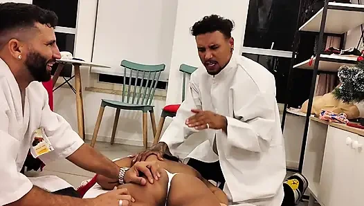 Dua saudara tiri fisioterapis meninju kontol kurcaci