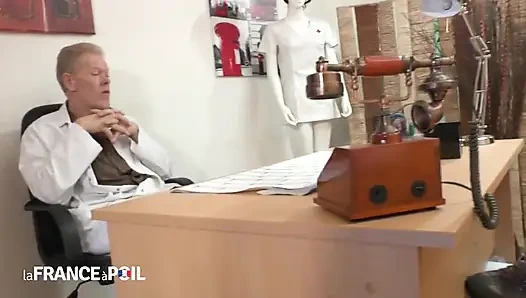 Büyük esmer kaltak tıraş ediliyor ve yumrukla sikiliyor