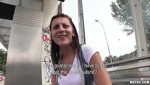 Halka açık pikaplar - Avrupalı kızıl saçlı sıkı götünü gösteriyor ve sıkı amına döl alıyor