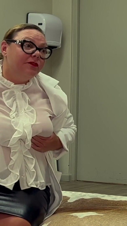 Dominatrix sahibe April - yaramaz büyük memeli sekreter | Klip 1