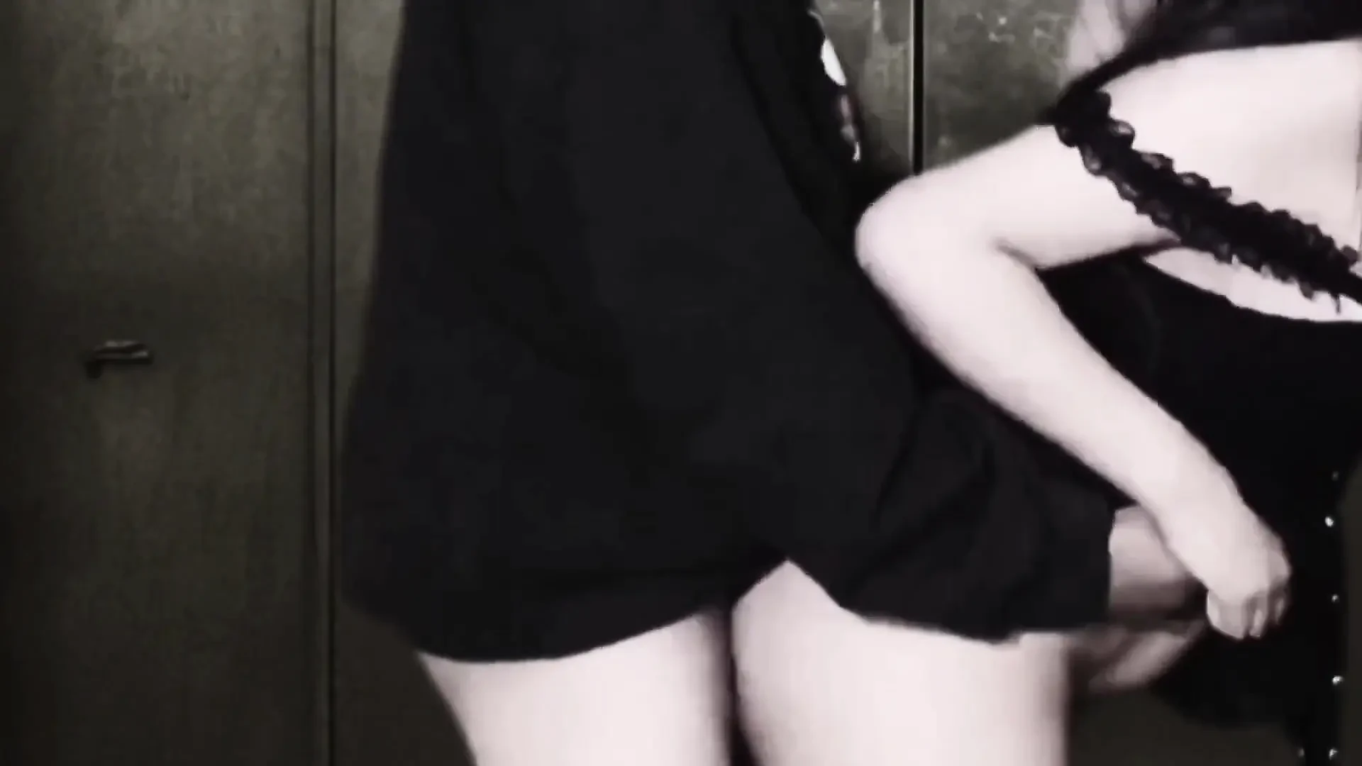 เหี้ยอะไรเนี่ยะ! สาวในกระโปรงและถุงน่องตาข่ายเย็ดและโดนเย็ดน้ําเงี่ยนไหลเยิ้มในลิฟต์!