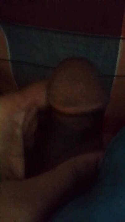 Một cậu bé tận hưởng thời gian của mình vào ban đêm một mình