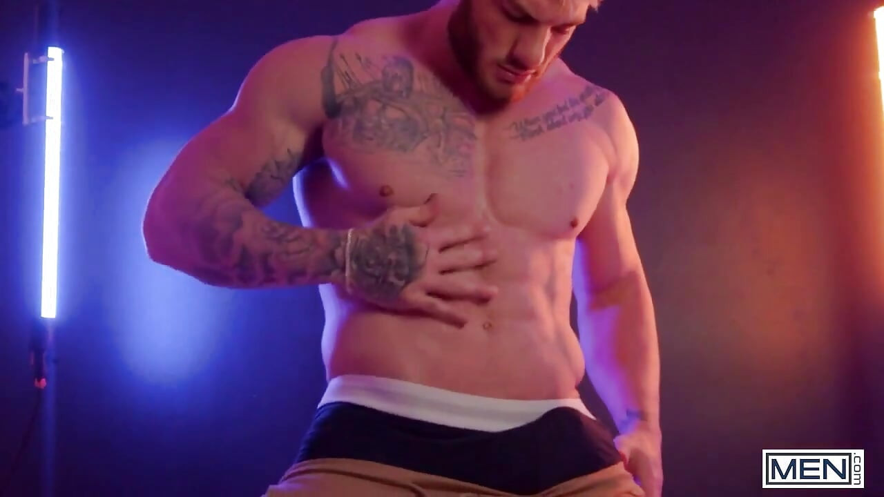 Men - Watch William do a sexy tease just for you, pushing up his t-shirt to show his cut chest