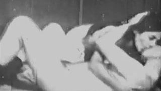 Горячая брюнетка с мужчиной, поедающей киску (винтаж 1930-х)