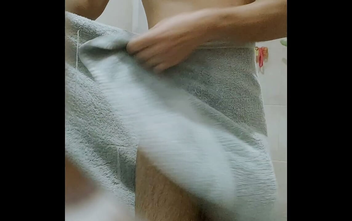 STUCK IN THE BATHROOM AFTER SHOWER: I WAS ALONE... OR SO I THOUGHT