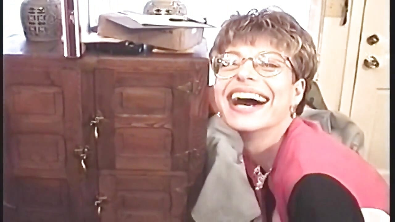 Mature MILF Gives Sloppy Blowjob and Takes Creampie