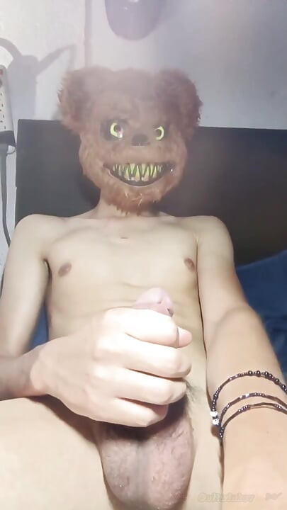 Salvadoran twink pulls his huge cock in front of the webcam