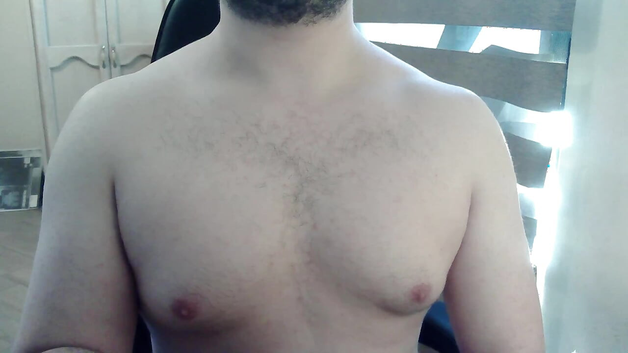 Muscular camboy works out his upper body
