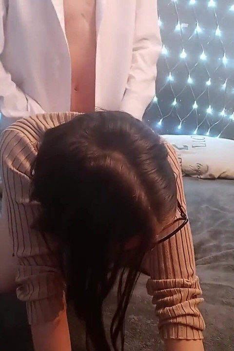 Gözlüklü güzel genç kız amatör pornoda kendini kanıtlıyor