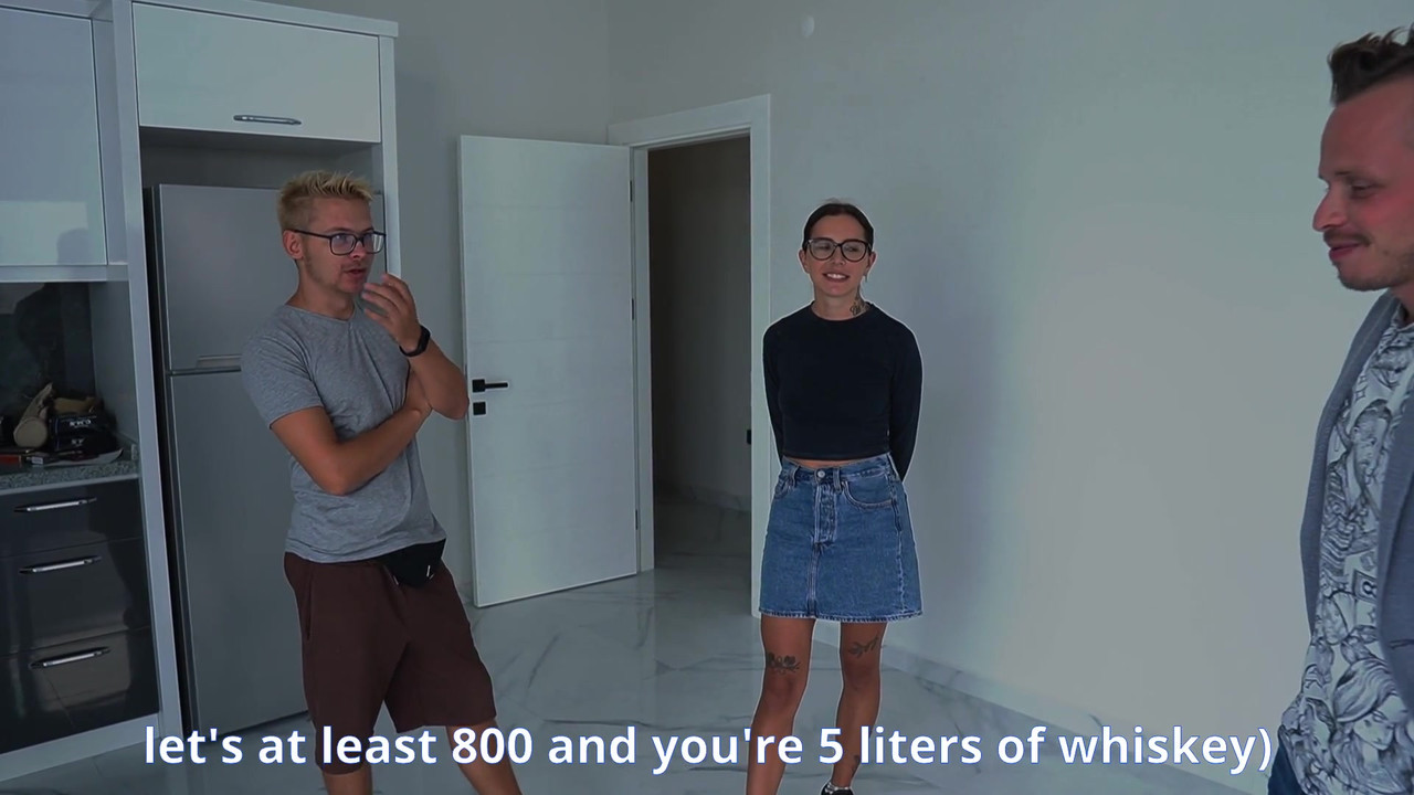 戴绿帽子的丈夫看着他的妻子从后面被操！