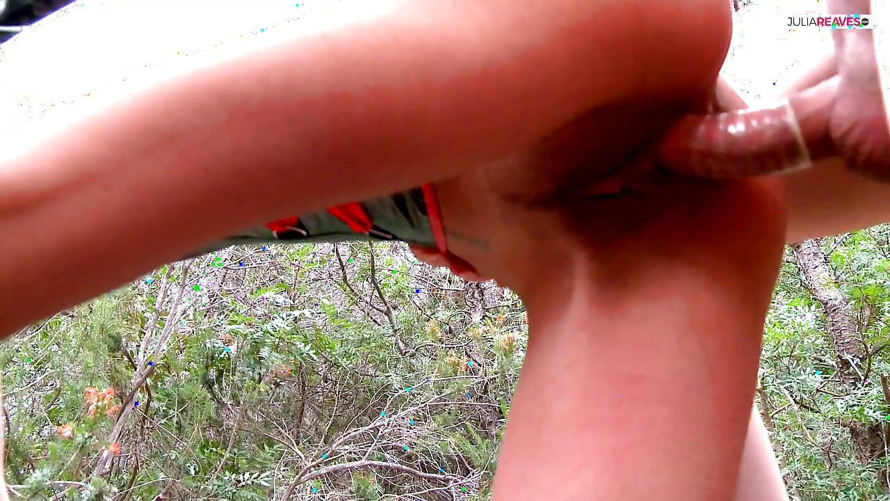 Sıska kız iki büyük yarağı emiyor ve sonra yere sert biniyor