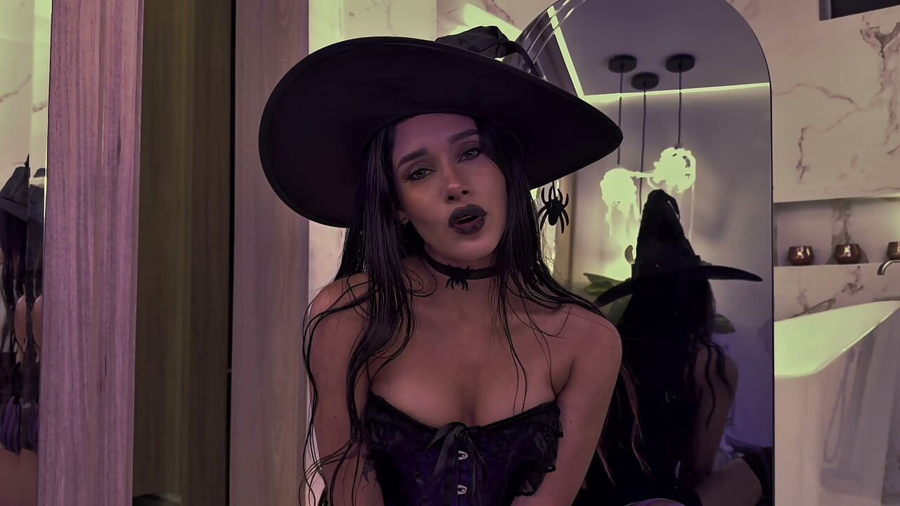 Kåt liten heks leker med en dildo på halloween-natten - Carolina Guerrero