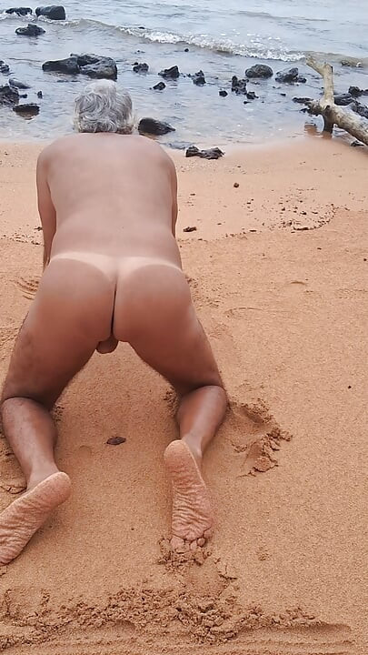 Ladysilva nue sur la plage en train de montrer son gros cul sexy bronzé avec des marques