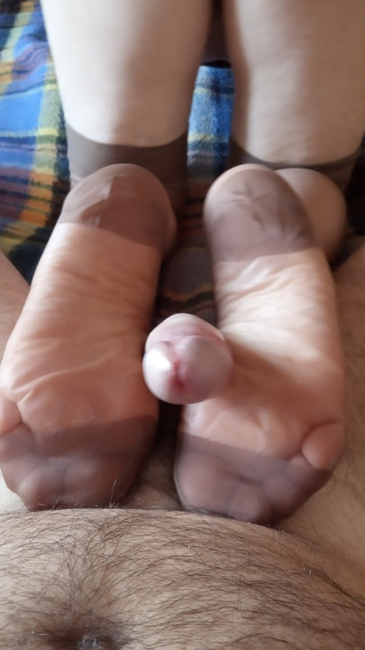 Femme avec une bite entre les pieds