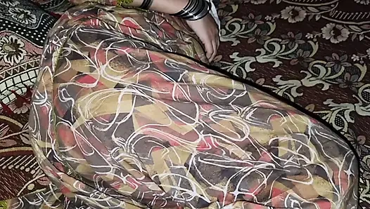 20 yaşındaki ince güzel twerk yapıyor ve büyük büyük götünü gösteriyor