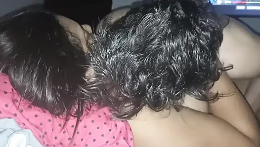 Wir sind angekommen. Müde von der arbeit und ich sage ihr, sie soll ficken, während ich sie auf nehme und ohne zögern