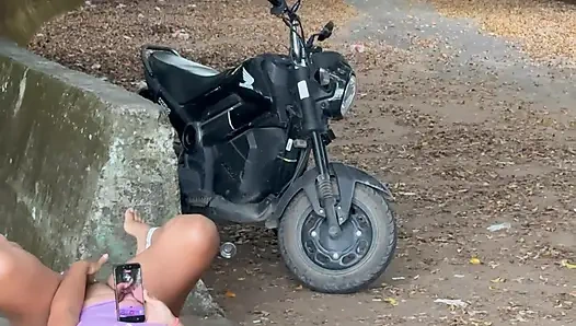 Meine nachbarin wird beim masturbieren erwischt