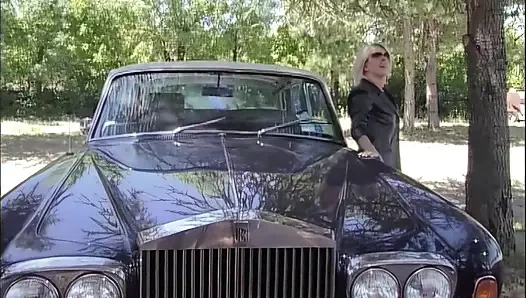 Zum Jubiläum Schenkt Er Ihr Eine Roll-royce-fahrt Und Einen Ring, Und Sie Erwidert Sie Mit Einem Blowjob