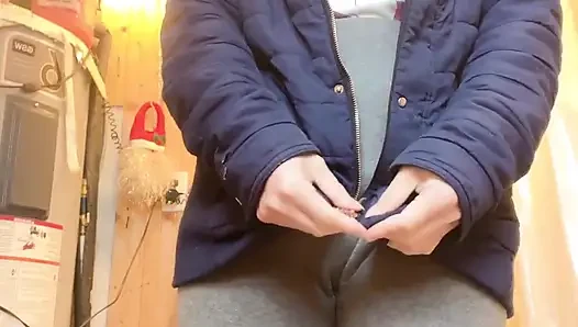 Hana Beim Kochen in Der Küche, Dann Muss Sie Auf Toilette Pinkeln