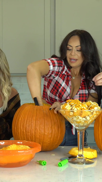 Kiki Mariah_970 Evelin Carve Pumpkins Nude Photoshoot After
