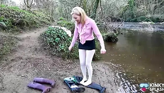 Sekretärin, weiße strumpfhosen in wathosen durchnässt