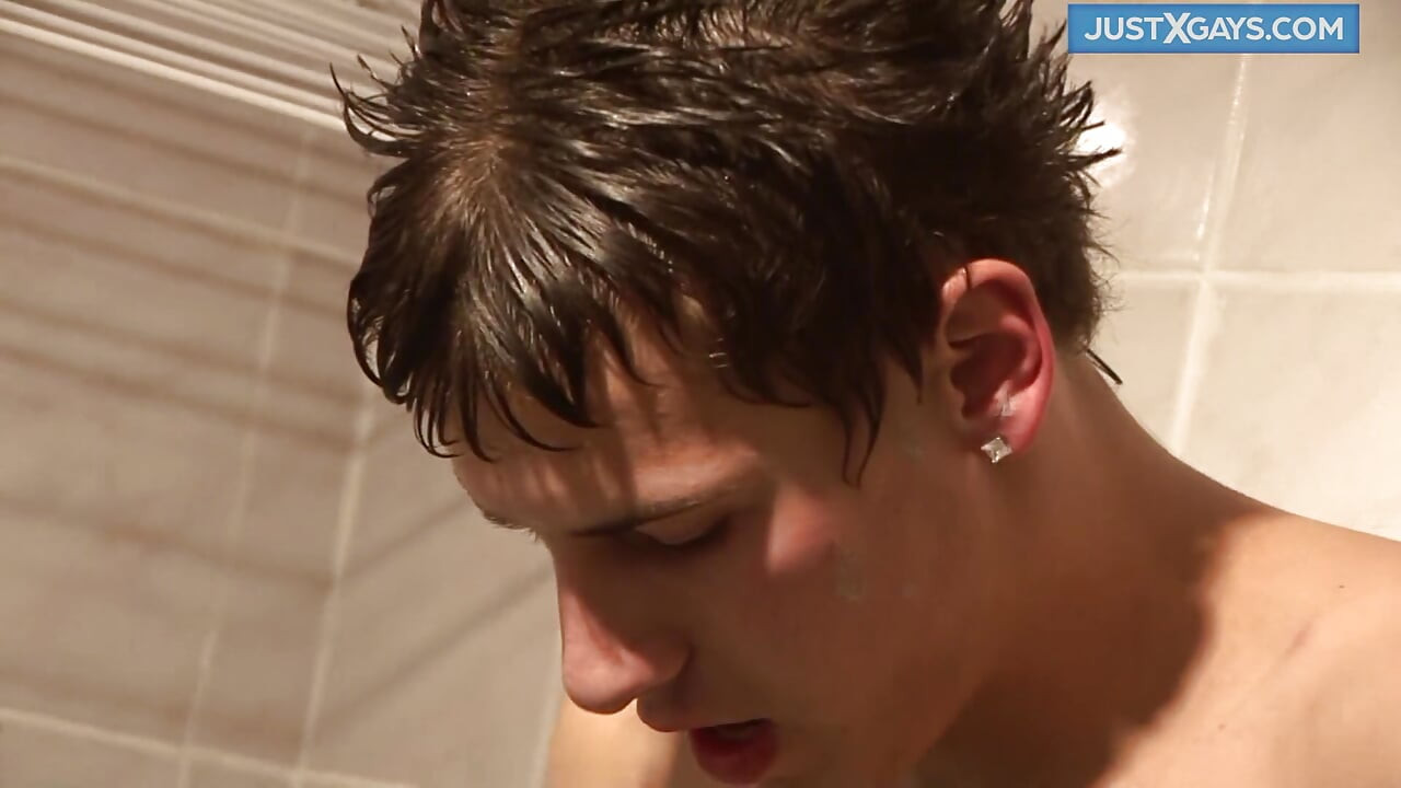 Подрочила во время душа