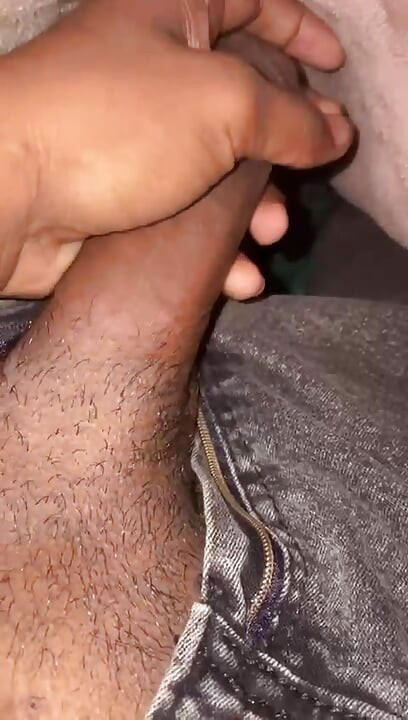 18 yaşındaki adam büyük sulu yarağıyla mastürbasyon yapıyor ..... Video 1