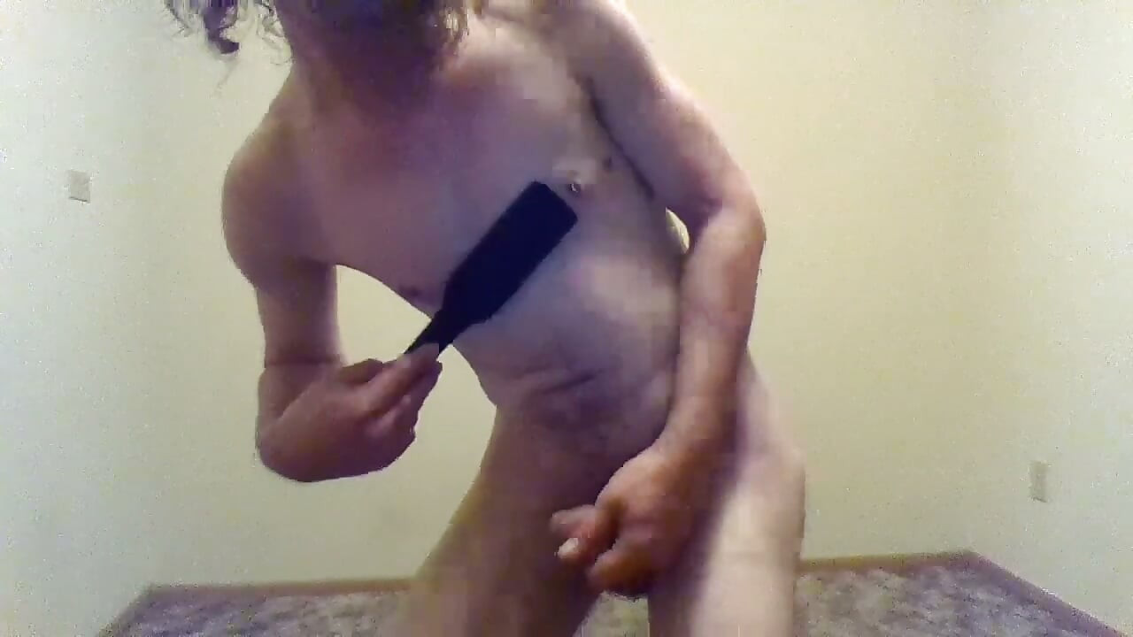 50+ Paddel schlägt auf jede meiner transgirl-titten zu