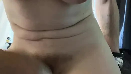 Ayakta dururken yapmaya çalışırken her yere işediğinde