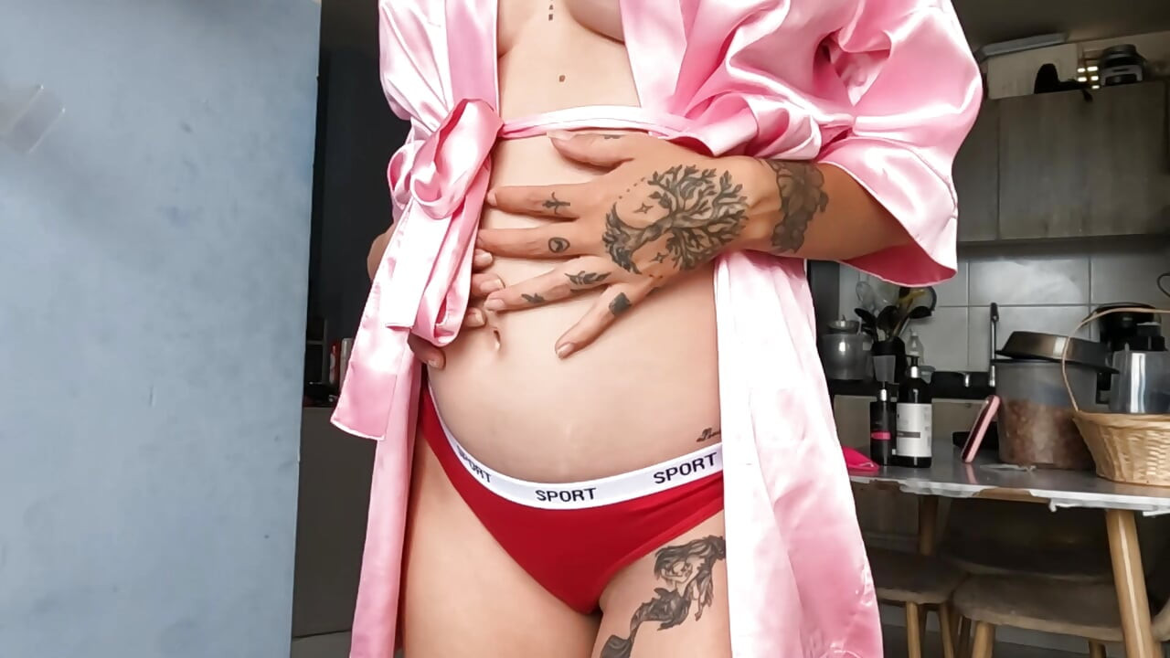 4 months pregnant gives me her delicious milk