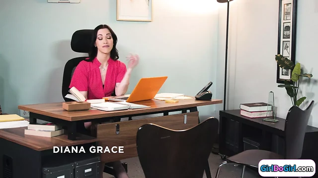 Writer kisses, licks and rims her small tits book reviewer