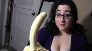 Morena peituda chupando banana