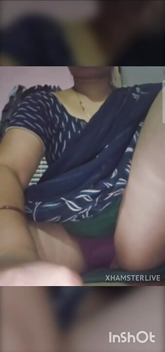 Desi bhabhi ne kursi pe beth ke apni chooth ke maje liye