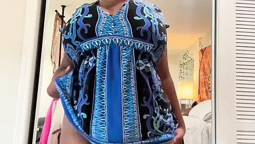 Elbiseli tombul zenci kadın büyük göğüslerini ve götünü gösteriyor