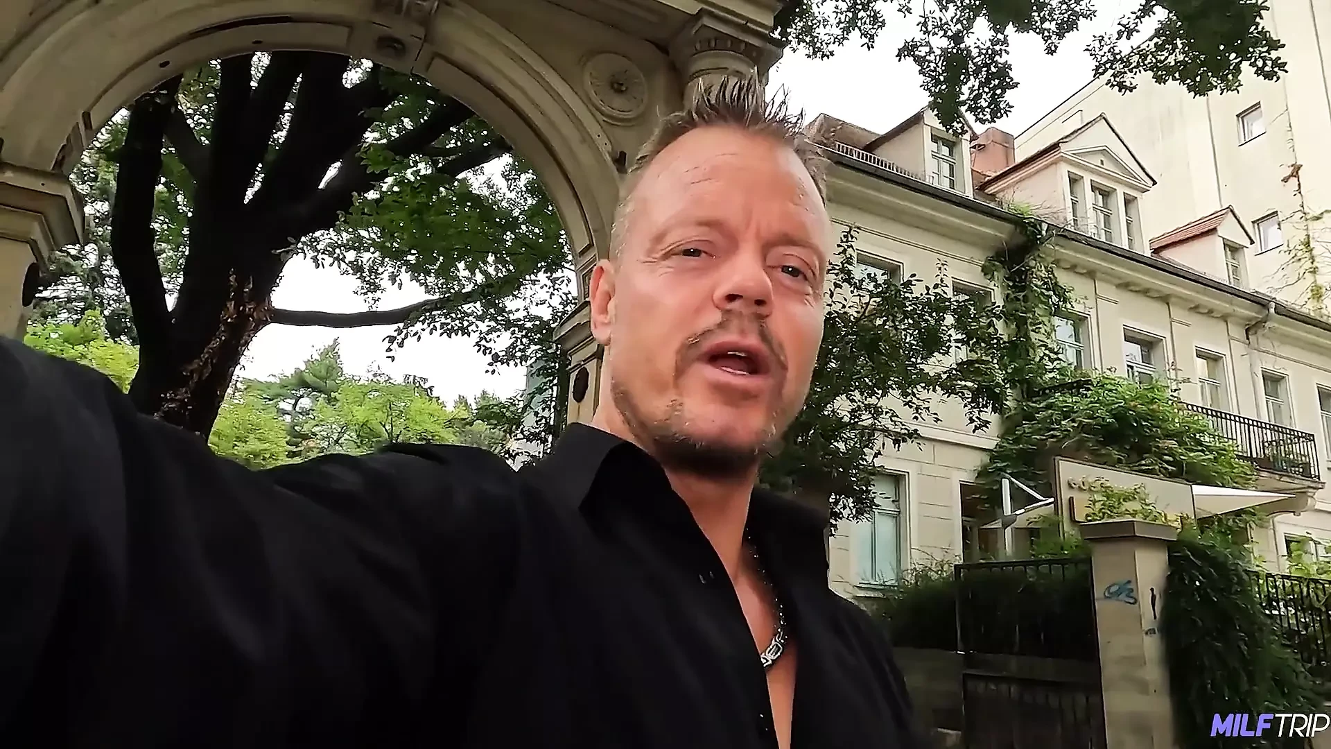 Milftrip Prsata plavokosa milfa Micky Muffin pokušava da ne bude uhvaćena