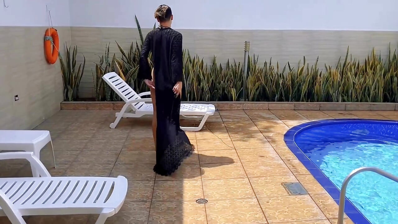 Seduzco a Dom Nathan En La Piscina Para Que Venga Y Folle Mi Culo