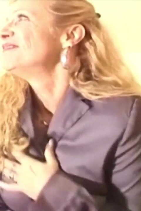 Французская крошка играет с огромной игрушкой на ее кастинге