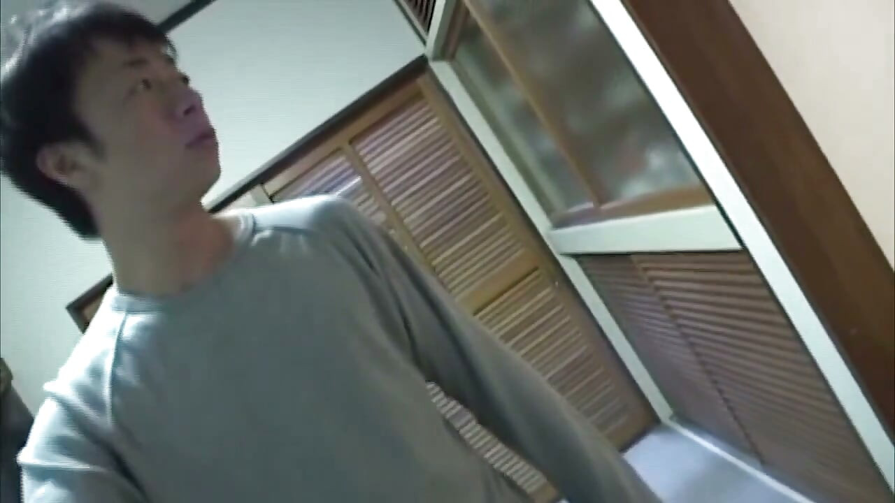 Adolescente Asiática Tesuda Dedilha a Buceta Encharcada Bem Fundo